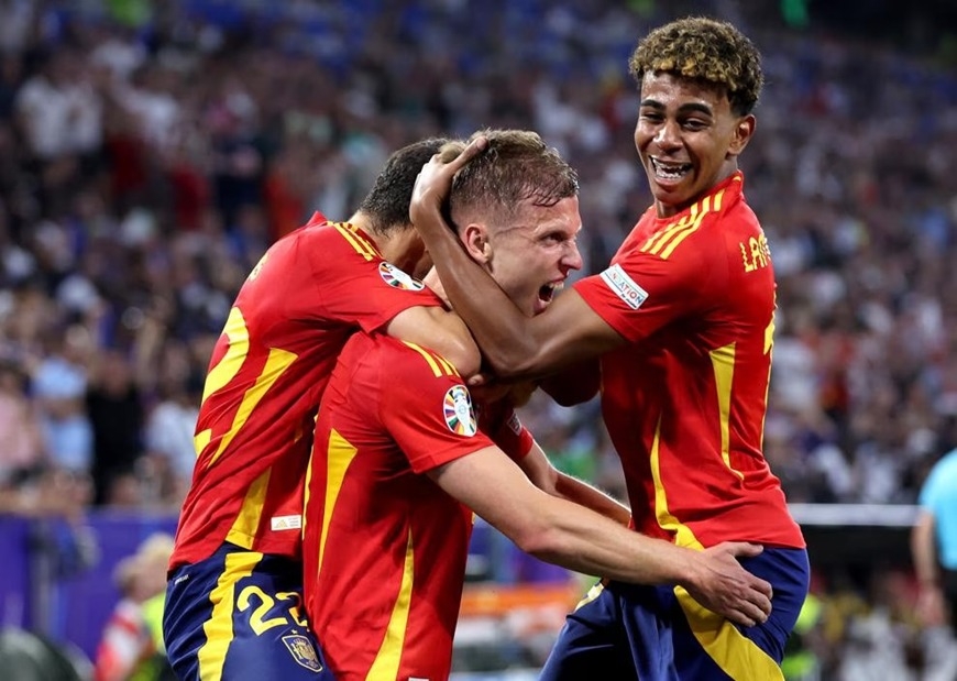  Các cầu thủ Tây Ban Nha mừng bàn thắng nâng tỷ số lên 2-1 trước Pháp. Ảnh: UEFA