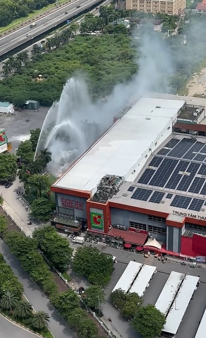 Cháy xảy ra tại siêu thị Big C Thăng Long