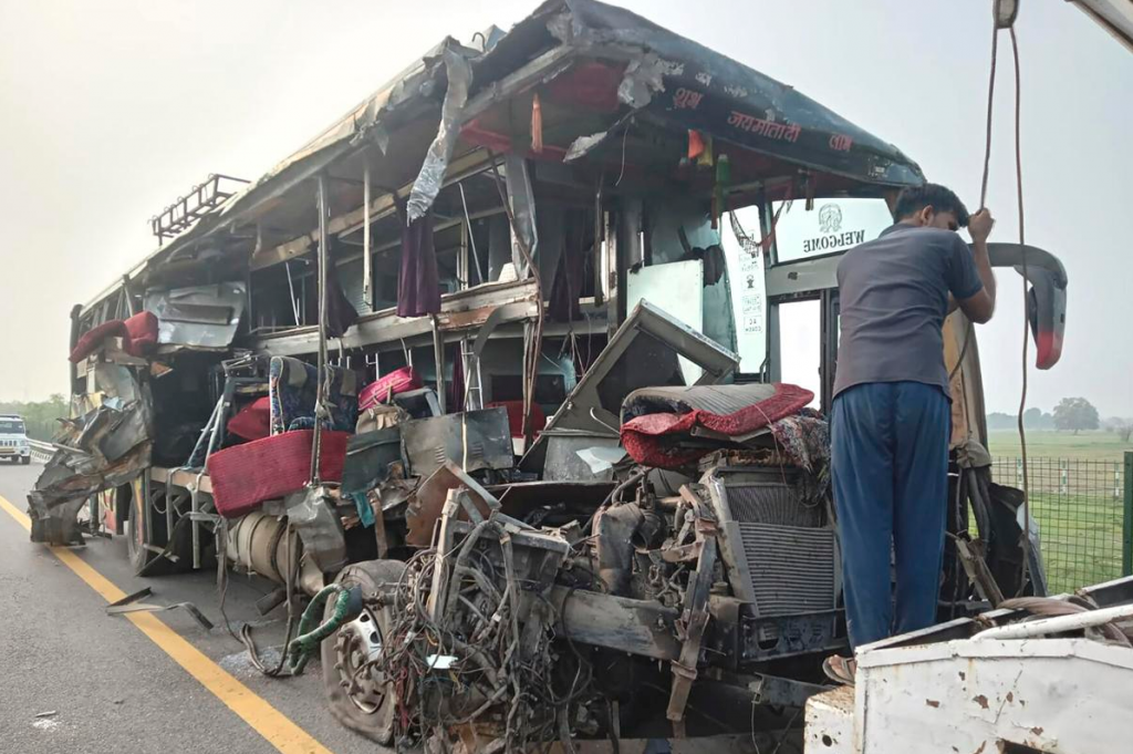 Tai nạn xe buýt kinh hoàng khiến 18 người thiệt mạng