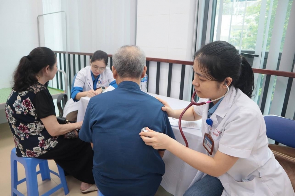 Khám sức khoẻ cho người có công trên địa bàn phường Nghĩa Tân, quận Cầu Giấy. Ảnh: Thanh Xuân
