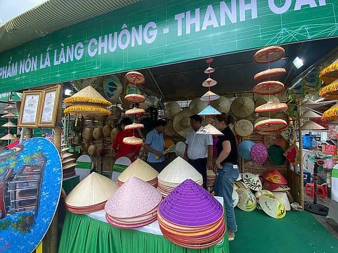 Nón lá làng Chuông (xã Phương Trung, huyện Thanh Oai, Hà Nội) - sản phẩm được cấp chứng nhận OCOP 4 sao. Ảnh: Văn Biên