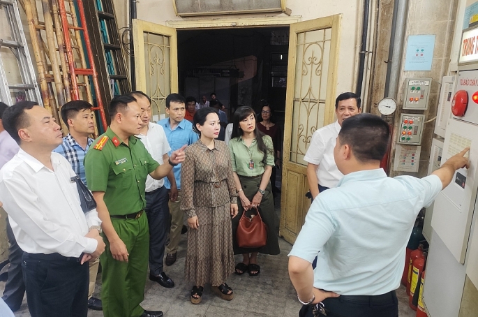 Phó Chủ tịch UBND quận Hoàn Kiếm Lê Anh Thư kiểm tra công tác PCCC tại khu vực chợ Đồng Xuân