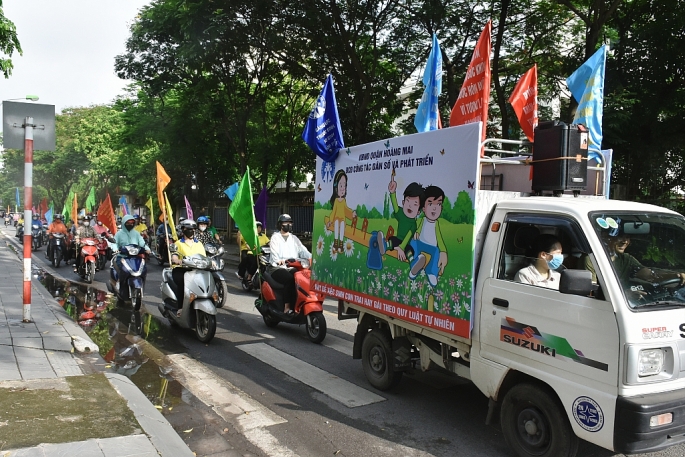 Quận Hoàng Mai diễu hành tuyên truyền, cổ động hưởng ứng ngày Dân số Thế giới