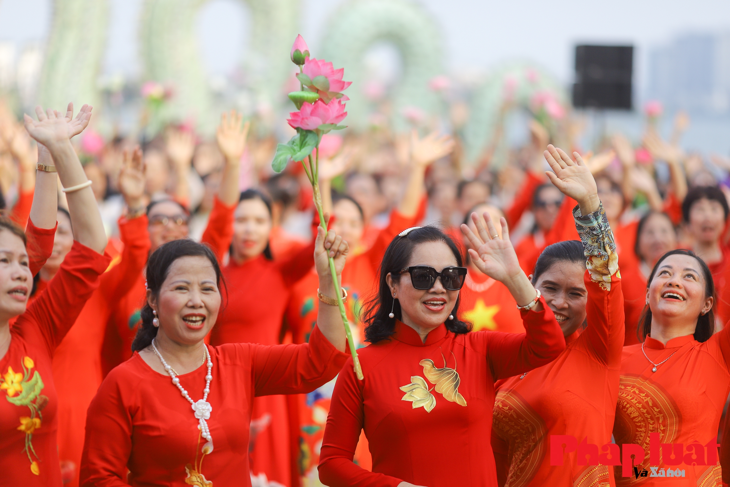 Kỷ lục nhiều người mặc áo dài truyền thống hoạ tiết hoa sen nhất Việt Nam