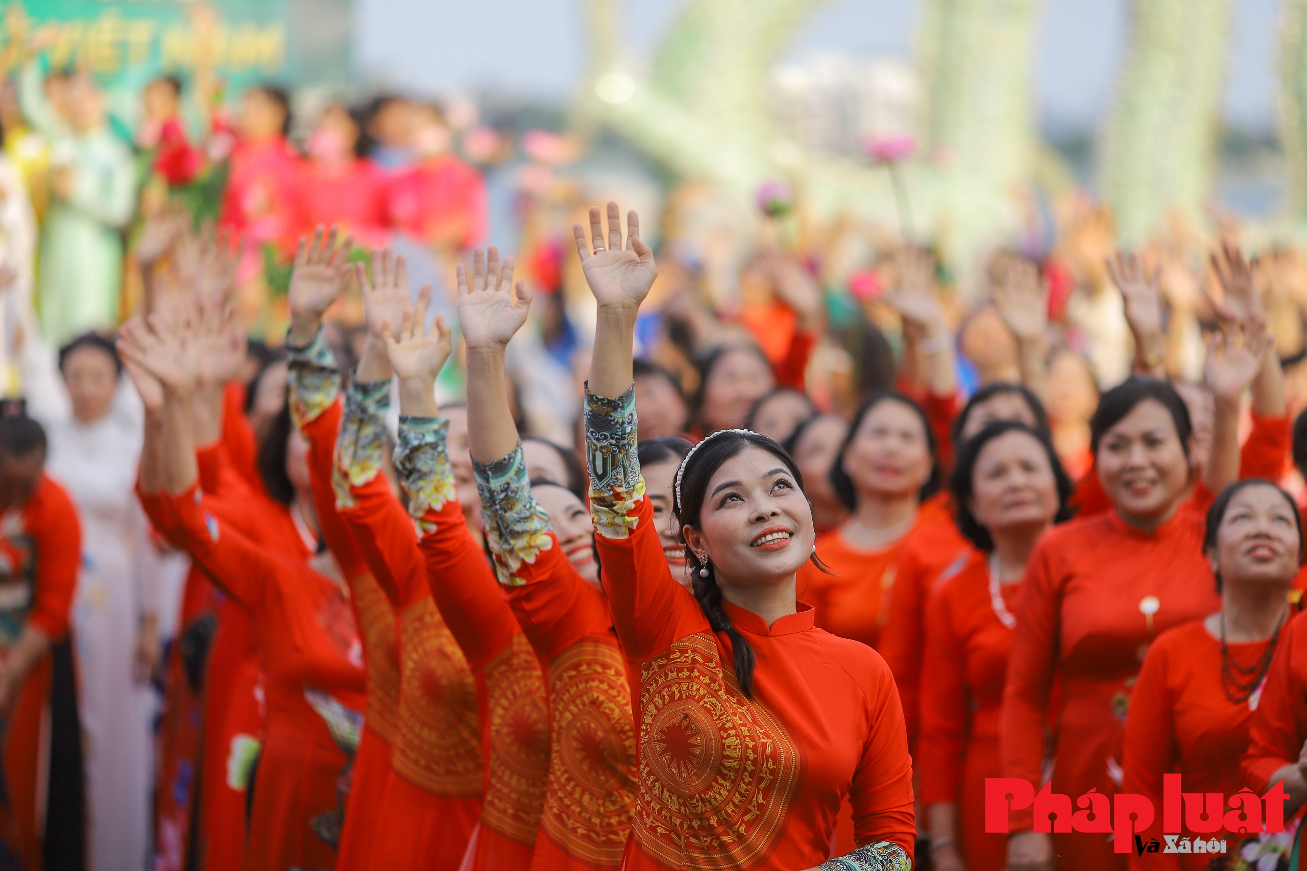 Kỷ lục nhiều người mặc áo dài truyền thống hoạ tiết hoa sen nhất Việt Nam
