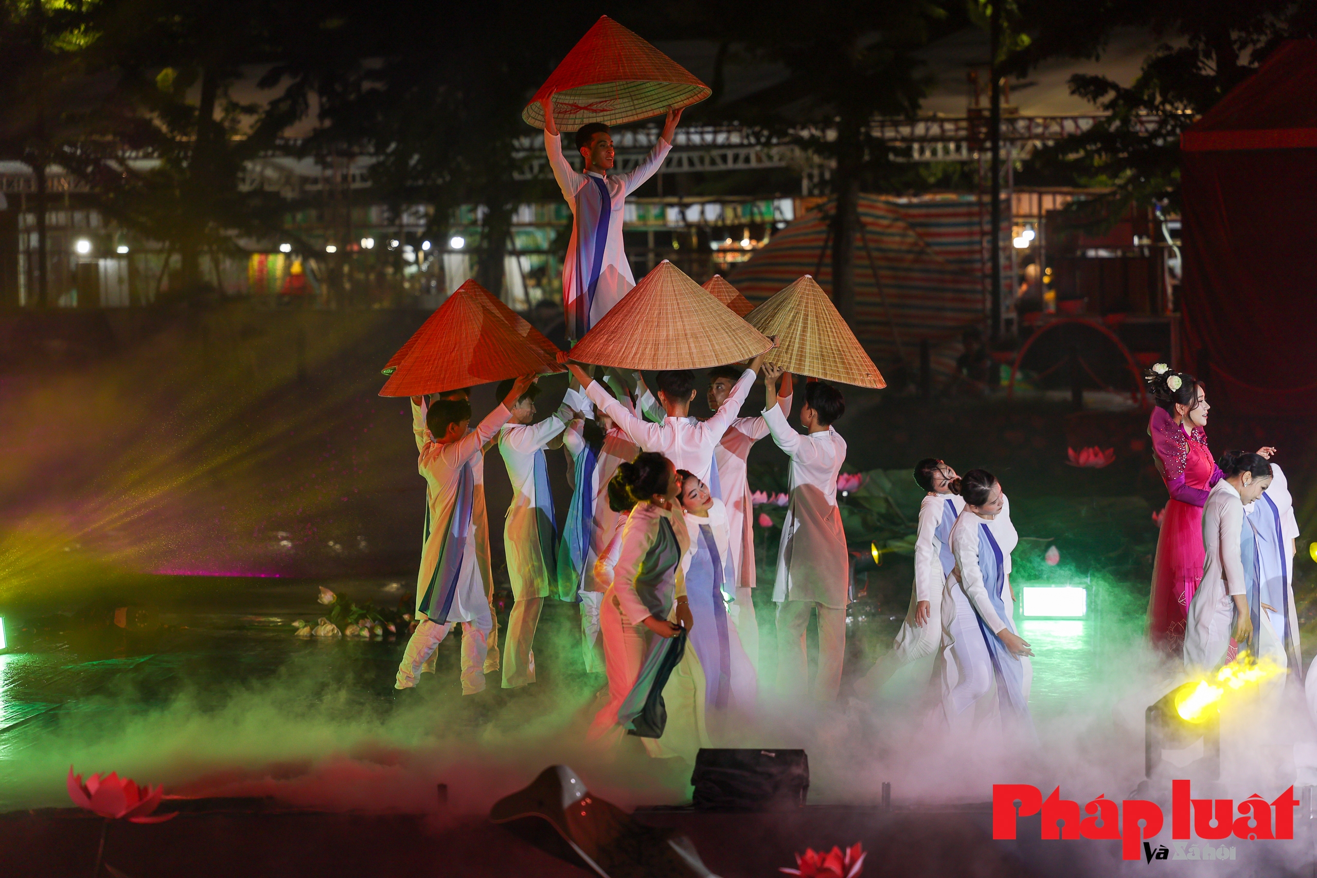 Toàn cảnh màn trình diễn nghệ thuật bán thực cảnh khai mạc Lễ hội Sen Hà Nội