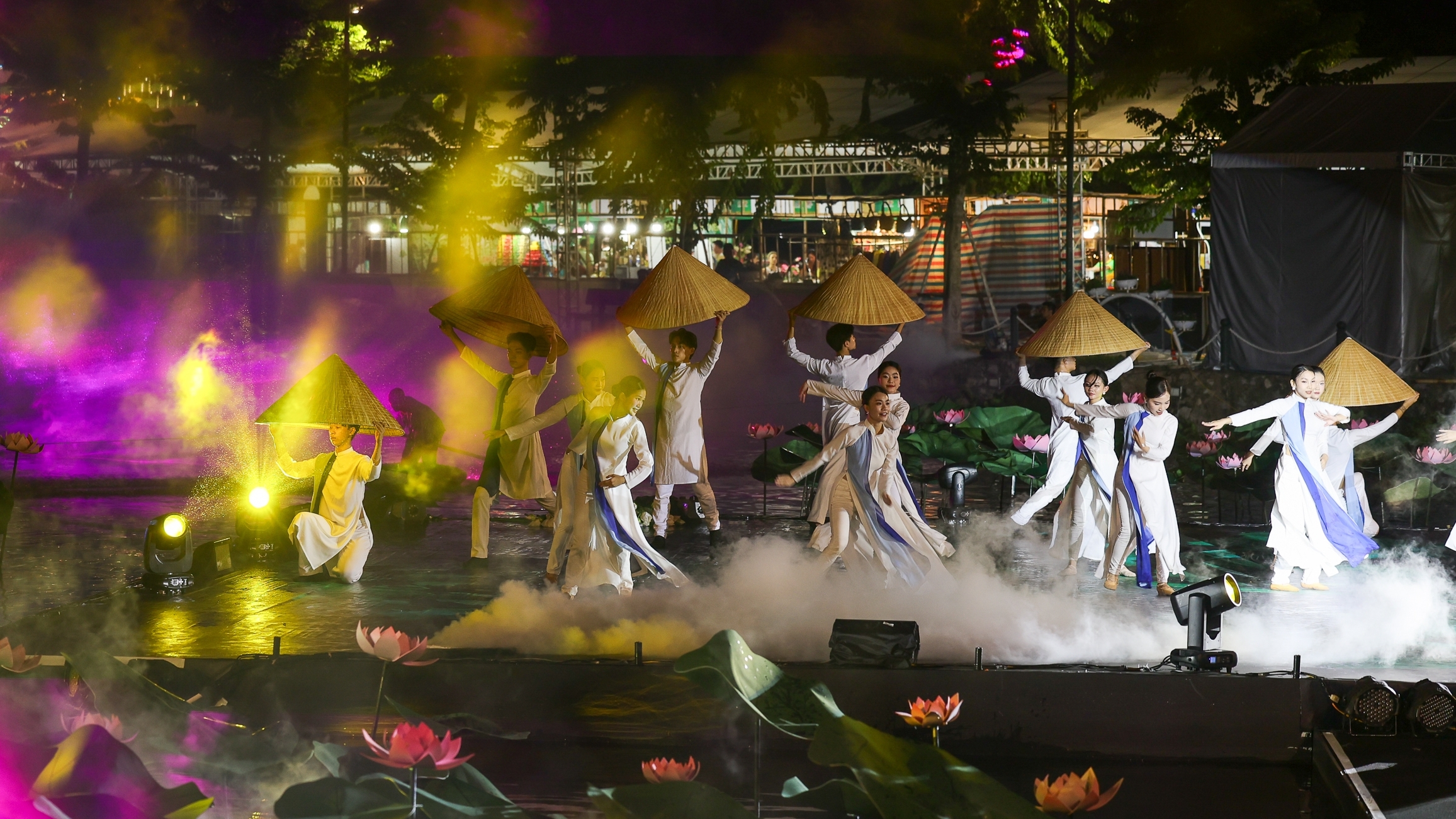 Toàn cảnh màn trình diễn nghệ thuật bán thực cảnh khai mạc Lễ hội Sen Hà Nội