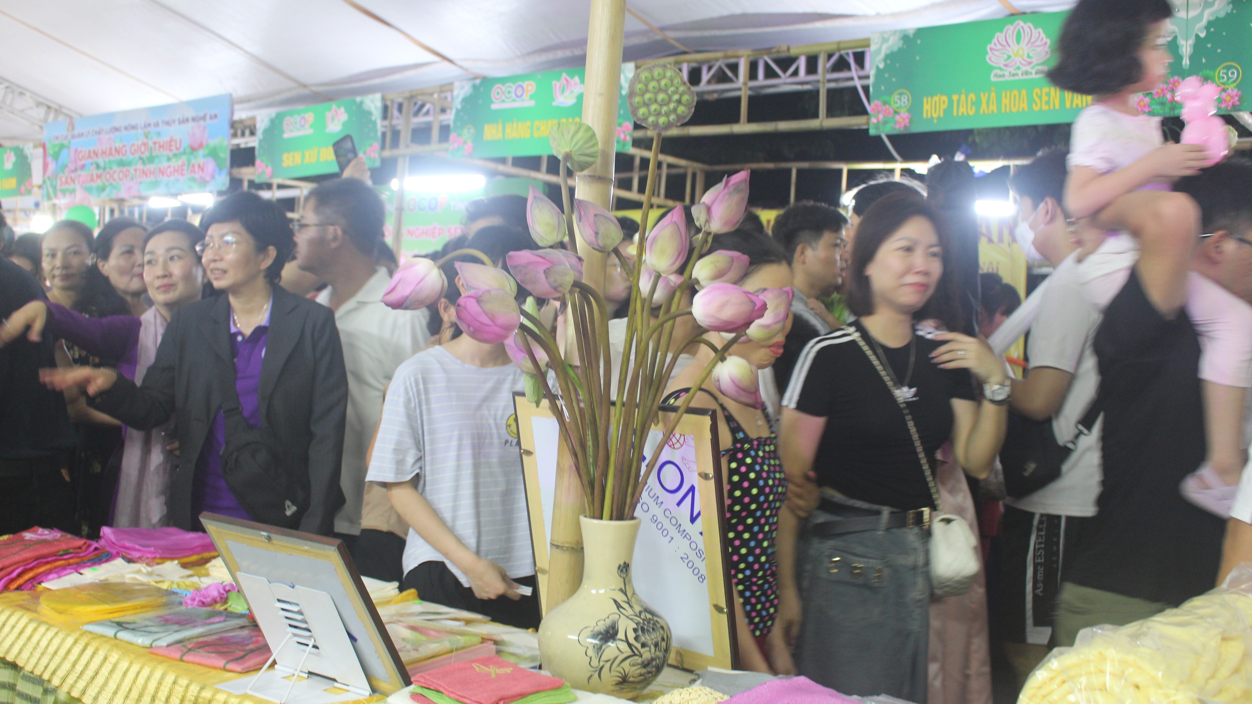 Hàng nghìn du khách thích thú với trải nghiệm các sản phẩm OCOP tại Lễ hội Sen Hà Nội