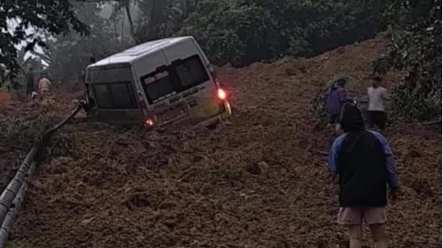 Sạt lở đất vùi lấp xe khách ở Hà Giang khiến 9 người tử vong