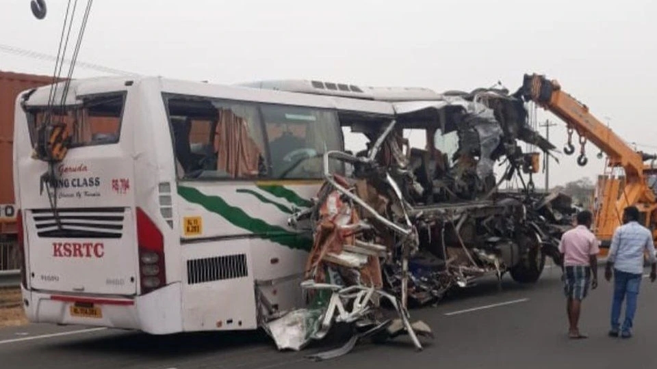 Xe buýt gặp tai nạn lúc sáng sớm khiến 6 người tử vong