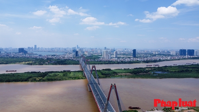 Hình ảnh nhìn từ cầu Nhật Tân, cửa ngõ từ sân bay quốc tế Nội Bài ra vào trung tâm Thủ đô. Ảnh: Khánh Huy