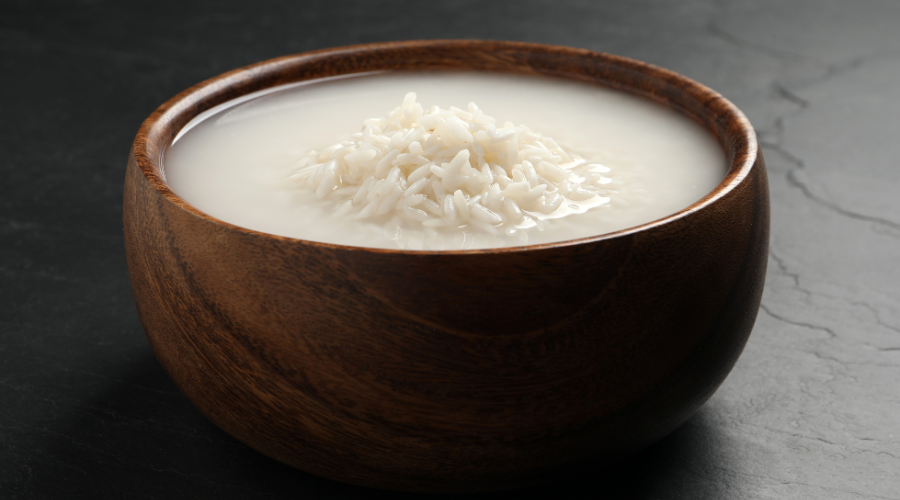 Nước vo gạo có tác dụng làm ẩm da, se khít lỗ chân lông, chống lão hóa