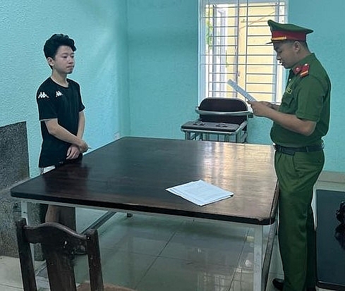Cơ quan Công an tống đạt quyết định tạm giữ hình sự đối với Nguyễn Như Nguyên để điều tra làm rõ hành vi lừa đảo chiếm đoạt tài sản.