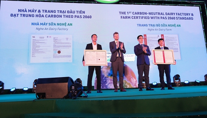  Đến nay, Vinamilk là công ty sữa đầu tiên và duy nhất tại Việt Nam có các nhà máy và trang trại đạt trung hòa Carbon