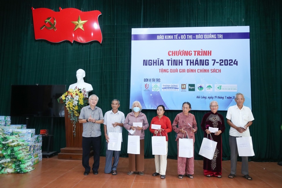 Tổng Biên tập Tạp chí Thiên nhiên và Môi trường Tạ Việt Anh tặng quà cho các gia đình chính sách, người có công với cách mạng.