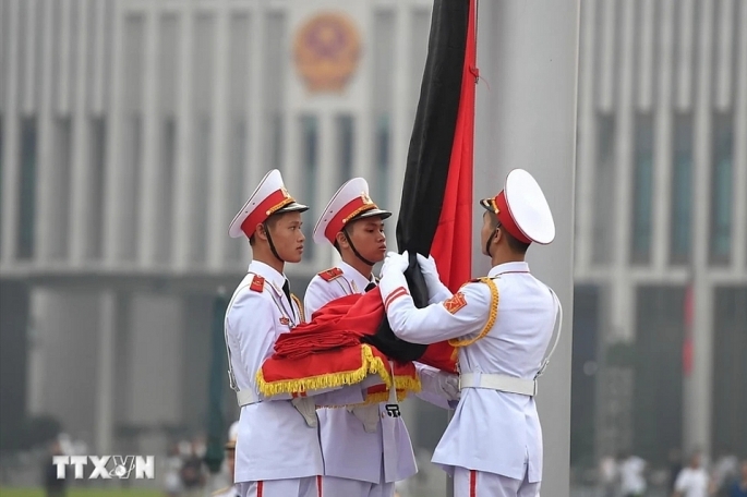 Dải băng tang được buộc vào Quốc kỳ. Ảnh minh họa: TTXVN