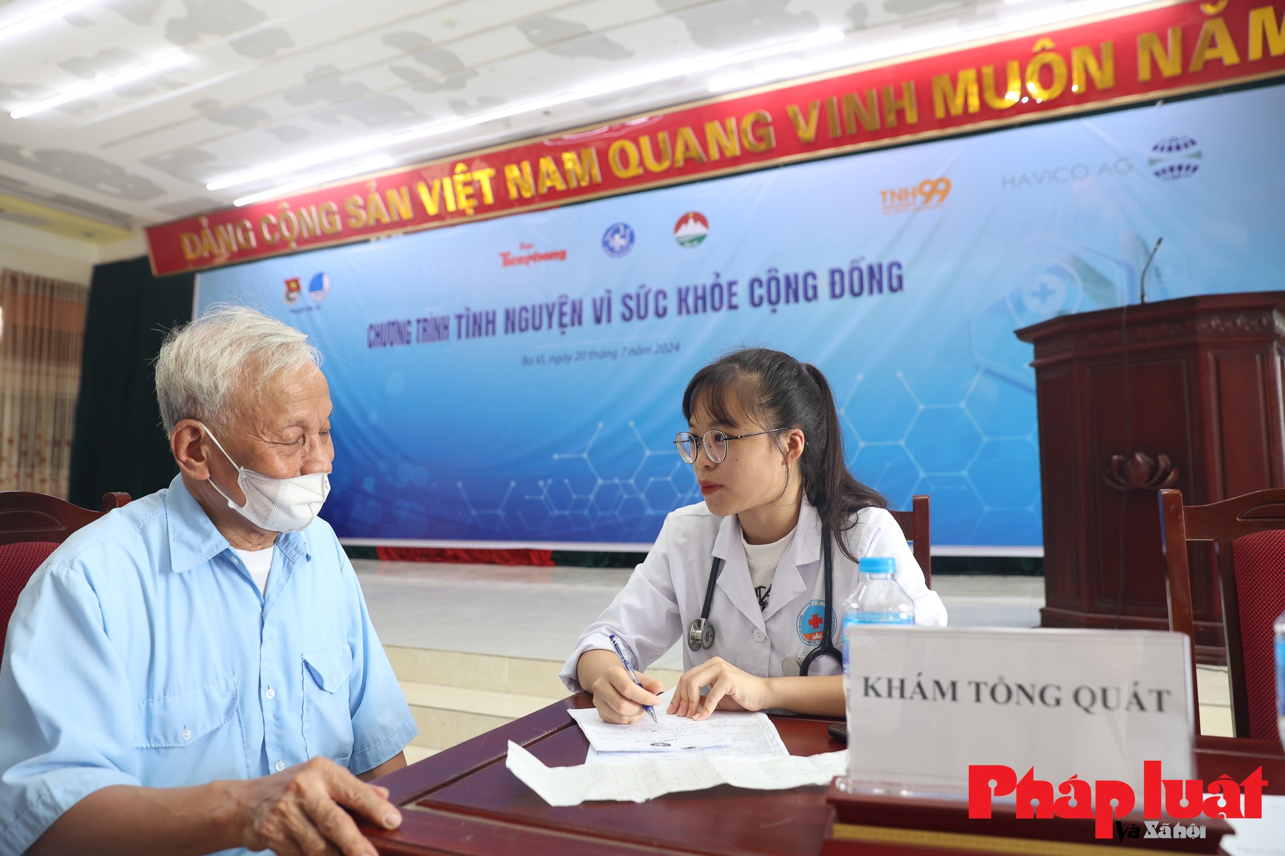 Khám sức khoẻ và cấp phát thuốc miễn phí cho người dân xã đảo duy nhất tại Hà Nội