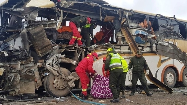 Xe tải tông trực diện xe khách trên cao tốc khiến 16 người tử vong