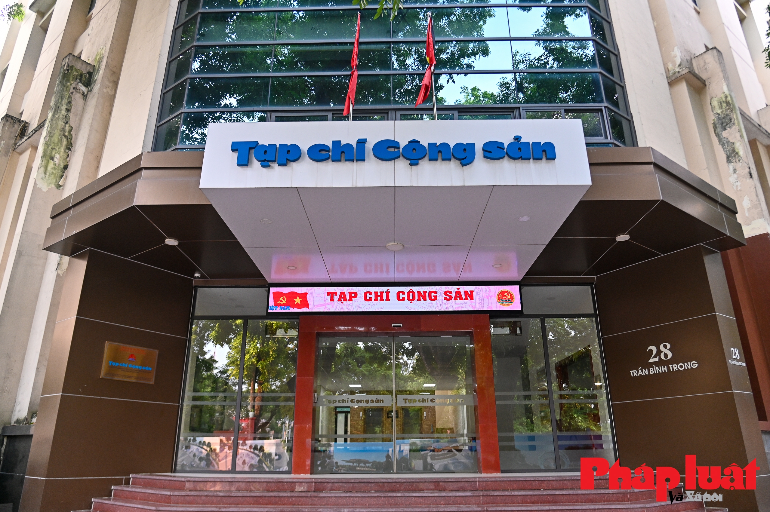 Hà Nội: Nhiều nơi treo cờ rủ sớm tưởng niệm cố Tổng Bí thư Nguyễn Phú Trọng