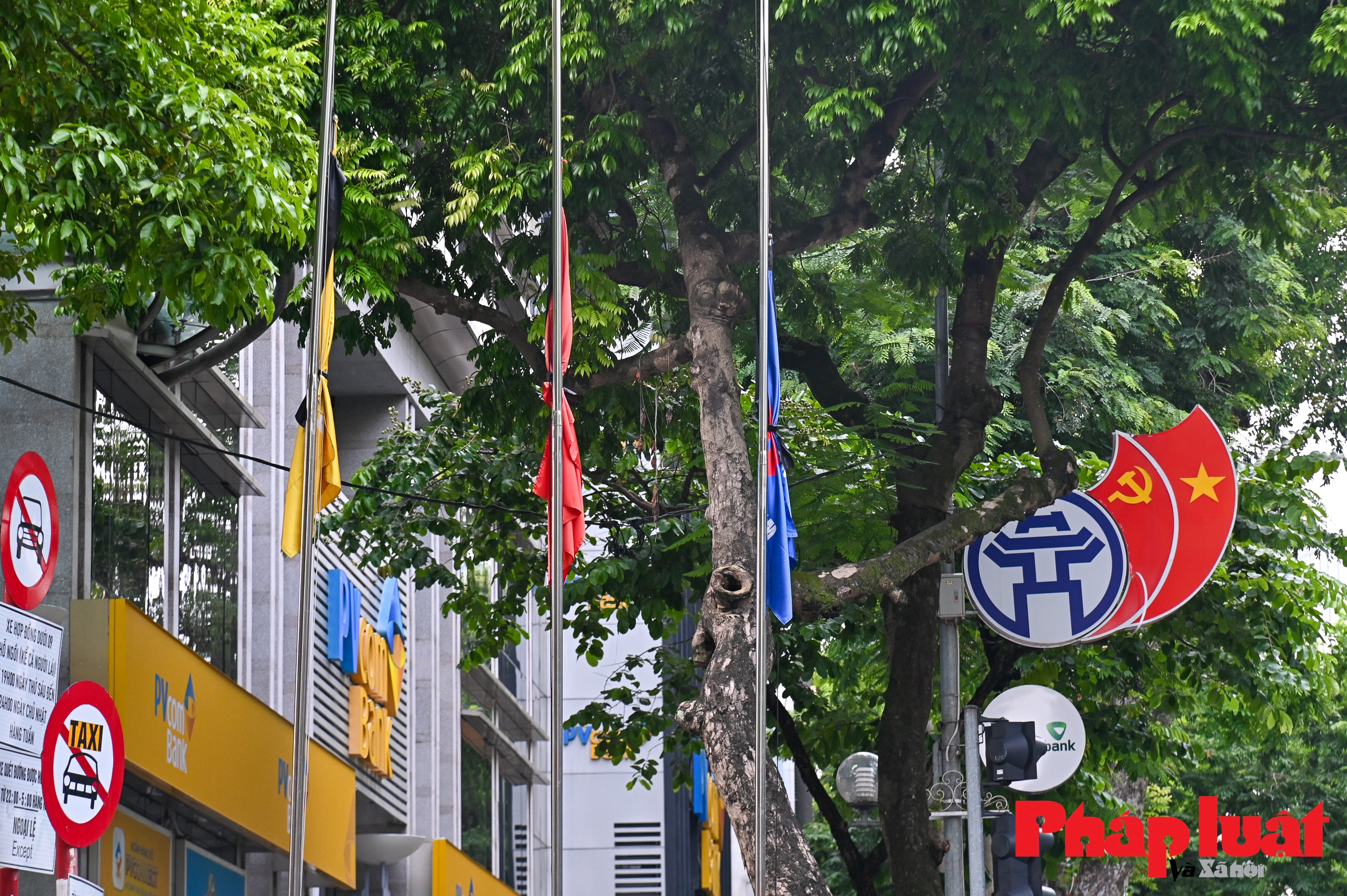 Hà Nội: Nhiều nơi treo cờ rủ sớm tưởng niệm cố Tổng Bí thư Nguyễn Phú Trọng