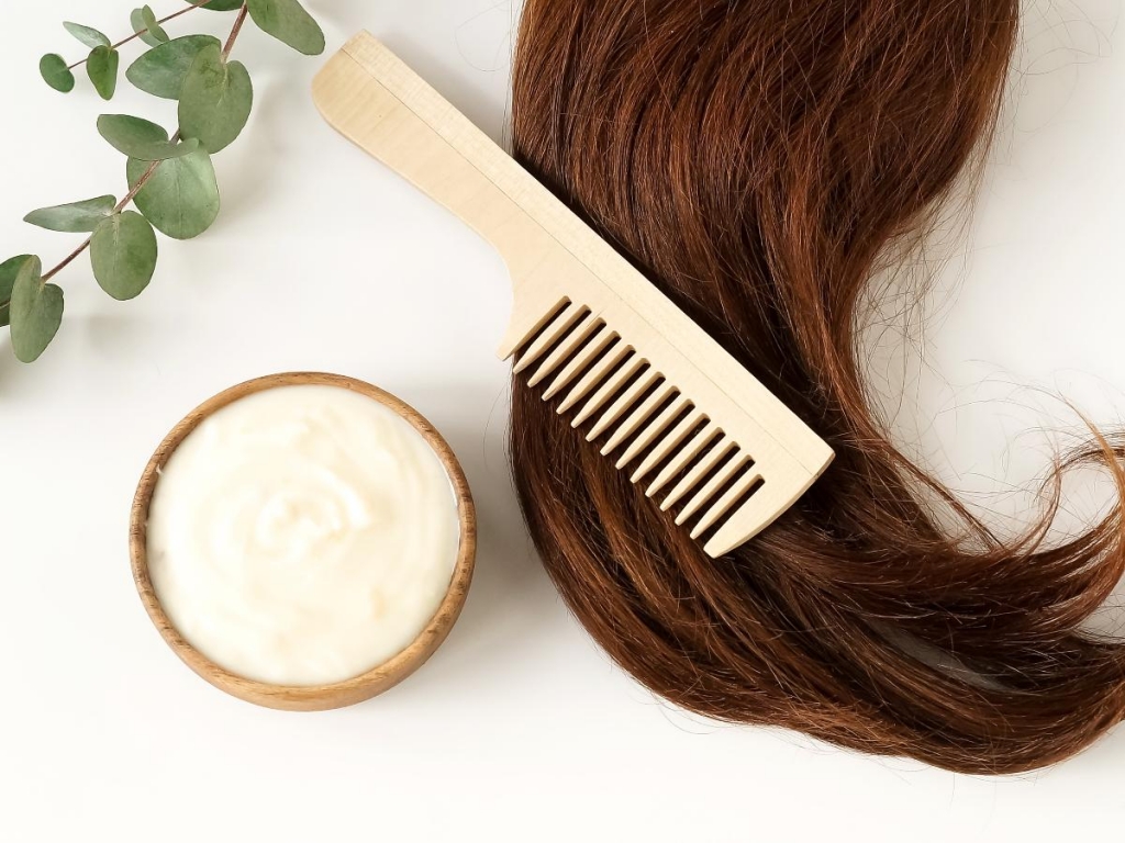 Sử dụng mặt nạ tóc từ dầu dừa giúp tóc mềm mượt, chắc khỏe hơn