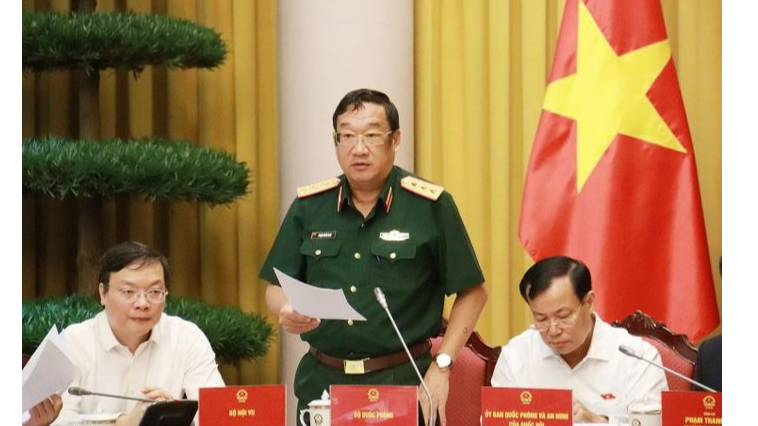 Thượng tướng Phạm Hoài Nam - Thứ trưởng Bộ Quốc phòng giới thiệu những nét cơ bản về Luật Công nghiệp quốc phòng, an ninh và động viên công nghiệp. Ảnh: Thanh Tuấn