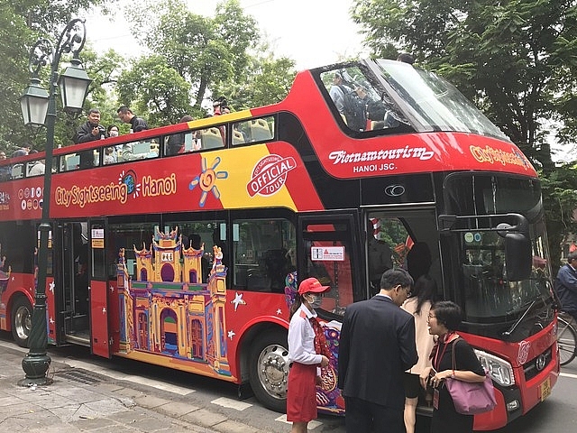 Sau hơn 5 năm đi vào hoạt động, các tuyến chở khách du lịch bằng xe ô tô 2 tầng (City Tour) đã dần trở một trong những “đặc sản” du lịch của Thủ đô, điểm nhấn ấn tượng cho nhiều du khách khi ghé thăm Hà Nội.