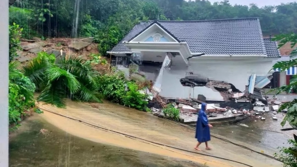 Ảnh hưởng của mưa, một ngôi nhà bị sụt lún, hư hỏng