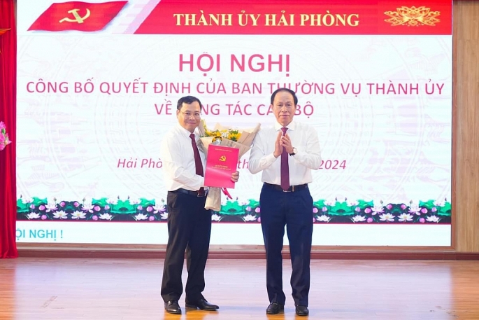 Bí thư Thành uỷ Hải Phòng Lê Tiến Châu trao quyết định và tặng hoa chúc mừng tân Bí thư huyện Thuỷ Nguyên Phạm Hưng Hùng