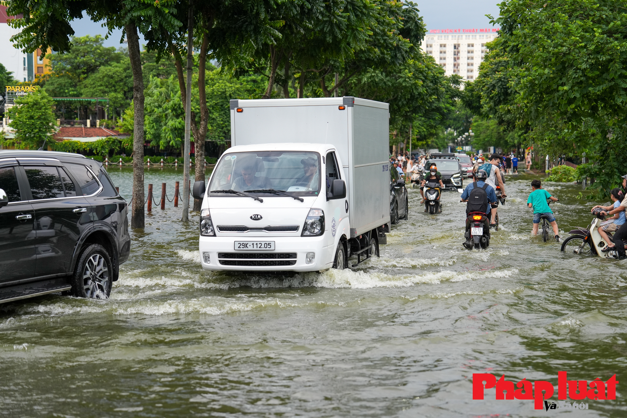 Hà Nội: nhiều nơi vẫn ngập úng sau cơn mưa kéo dài