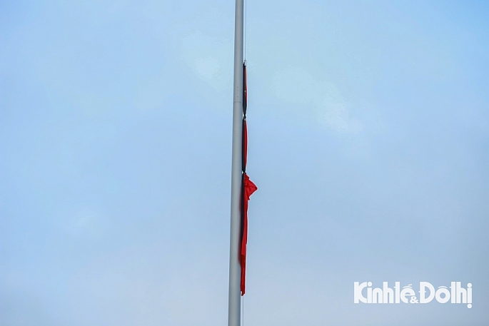 Giây phút thiêng liêng xúc động khi lá cờ Tổ quốc với dải băng tang được kéo lên.