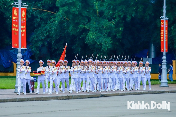 Các chiến sĩ tiêu binh Đoàn 275 Bộ Tư lệnh Lăng Chủ tịch Hồ Chí Minh được giao thực hiện nghi lễ treo cờ rủ.