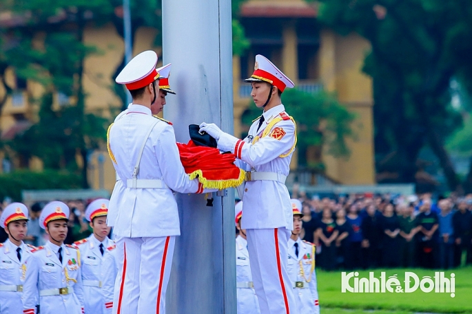 Đúng 6h sáng 25/7 tại Quảng trường Ba Đình, trước Lăng Chủ tịch Hồ Chí Minh, diễn ra nghi thức thượng cờ rủ để bắt đầu Lễ Quốc tang Tổng Bí thư Nguyễn Phú Trọng trong 2 ngày (25 - 26/7).