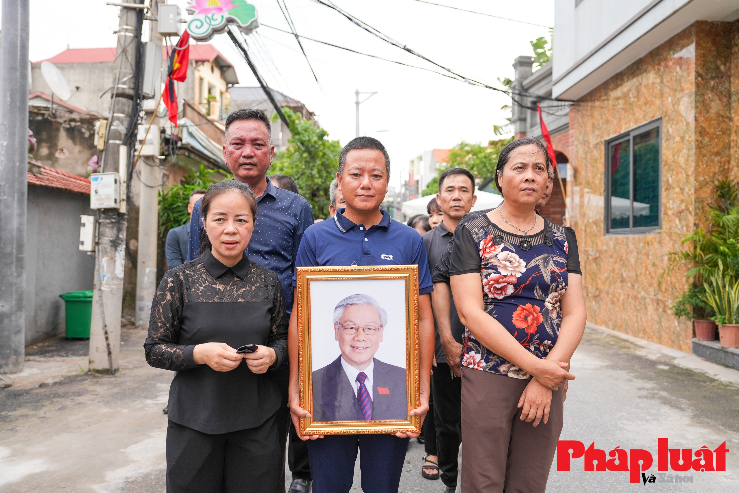 Người dân tiếc thương tới viếng Tổng Bí thư Nguyễn Phú Trọng tại quê nhà