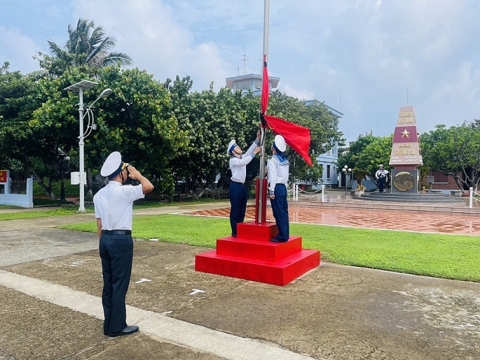 Cán bộ, chiến sĩ đảo Trường Sa làm lễ treo cờ rủ Quốc tang Tổng Bí thư Nguyễn Phú Trọng. Ảnh: Đảo Trường Sa cung cấp