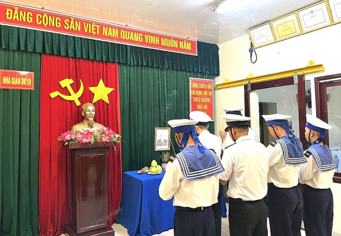 Chiến sĩ Nhà giàn DK1/9 tổ chức lễ viếng Tổng Bí thư Nguyễn Phú Trọng. Ảnh: Nhà giàn DK1/9 cung cấp