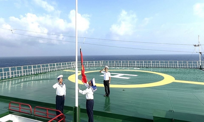 Cán bộ, chiến sĩ Trường Sa và Nhà giàn DK1 làm Lễ treo cờ rủ Quốc tang Tổng Bí thư Nguyễn Phú Trọng