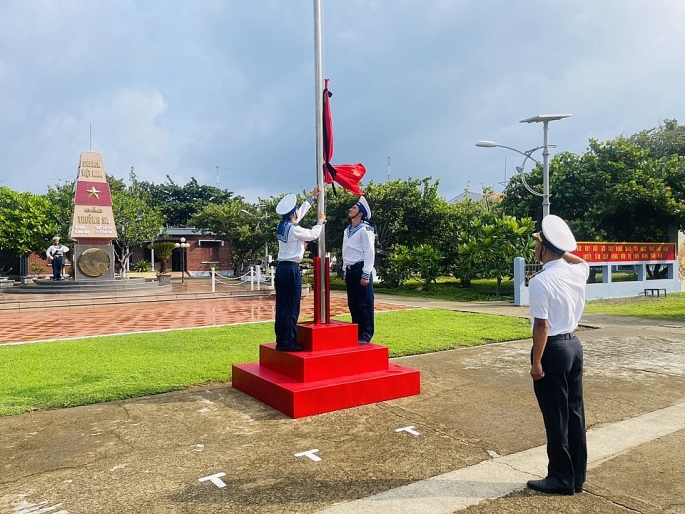Cán bộ, chiến sĩ Trường Sa và Nhà giàn DK1 làm Lễ treo cờ rủ Quốc tang Tổng Bí thư Nguyễn Phú Trọng