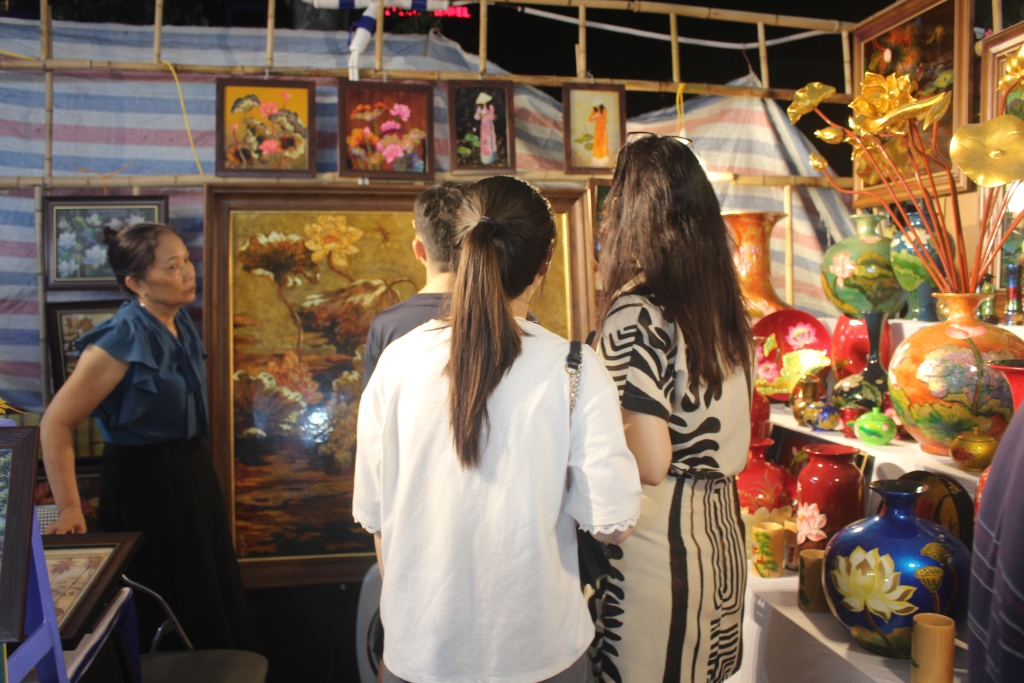 Đông đảo người dân đến tham quan, chiêm ngưỡng sản phẩm sơn mài Hạ Thái tại Lễ hội Sen Hà Nội năm 2024. Ảnh: Mộc Miên