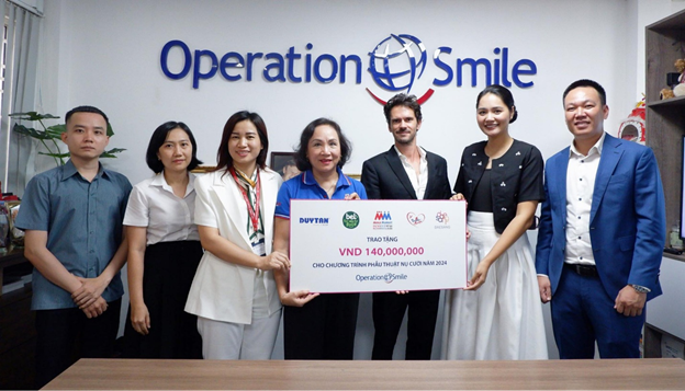 Công ty MM Mega Market Việt Nam cùng các đơn vị đối tác trao tặng 140 triệu đồng cho Tổ chức Phẫu thuật nụ cười (Operation Smile Việt Nam)