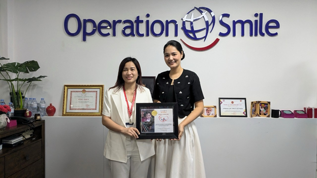 Giám đốc Phát triển Kênh Thương mại Hiện Đại của công ty TNHH TMSX Number One cùng đại diện Operation Smile Việt Nam