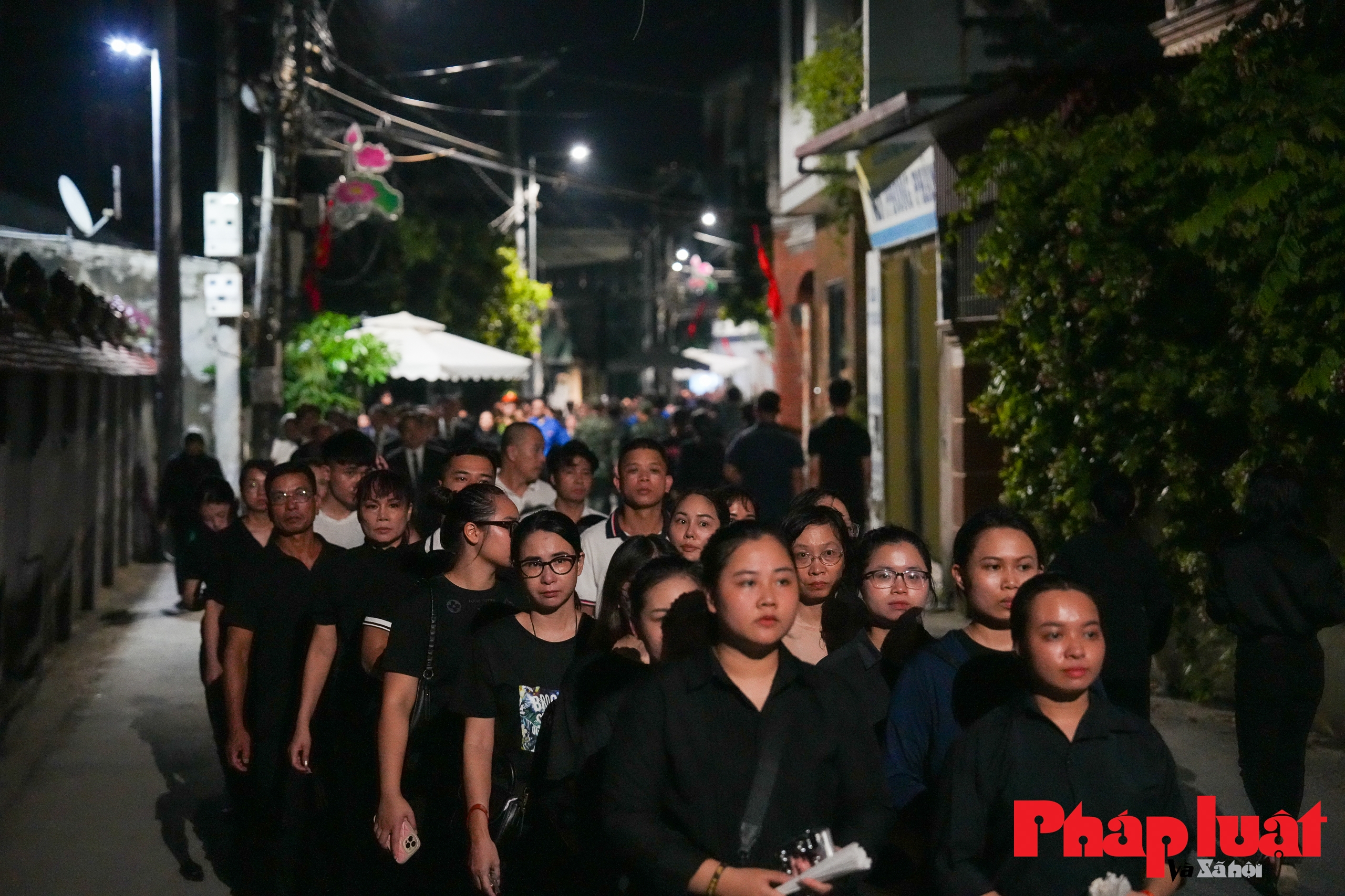 Hàng vạn người xếp hàng xuyên đêm vào viếng Tổng Bí thư Nguyễn Phú Trọng
