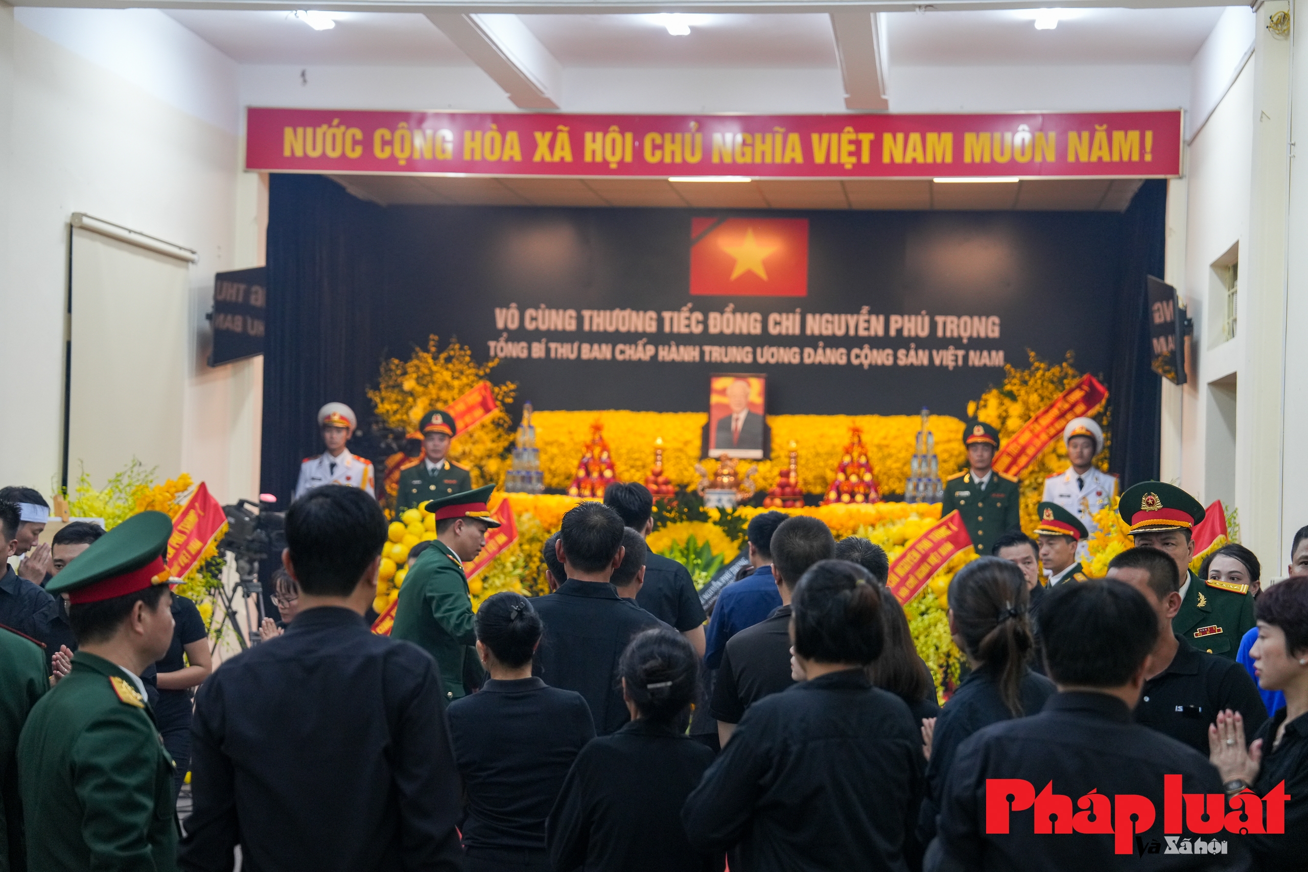 Hàng vạn người xếp hàng xuyên đêm vào viếng Tổng Bí thư Nguyễn Phú Trọng