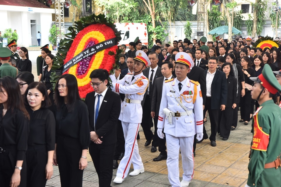 Dòng người thành kính tiếp tục xếp hàng vào viếng Tổng Bí thư Nguyễn Phú Trọng