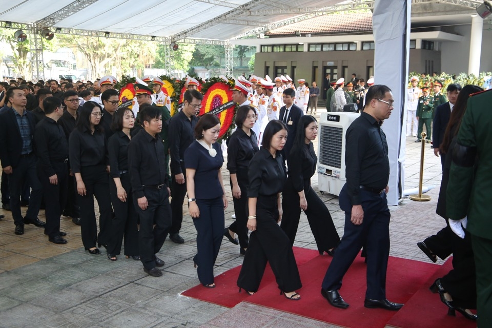 Cán bộ, công chức cơ quan Văn phòng Đoàn đại biểu Quốc hội và HĐND TP viếng Tổng Bí thư tại Nhà tang lễ Quốc gia