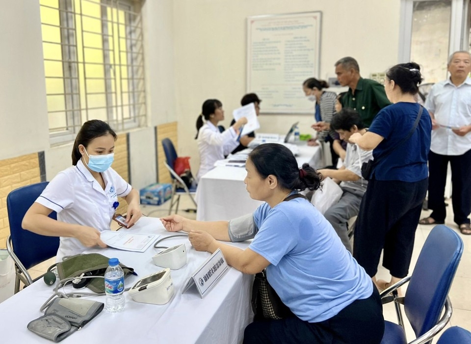 Quận Ba Đình tổ chức khám sức khỏe, cấp phát thuốc miễn phí cho người có công. 