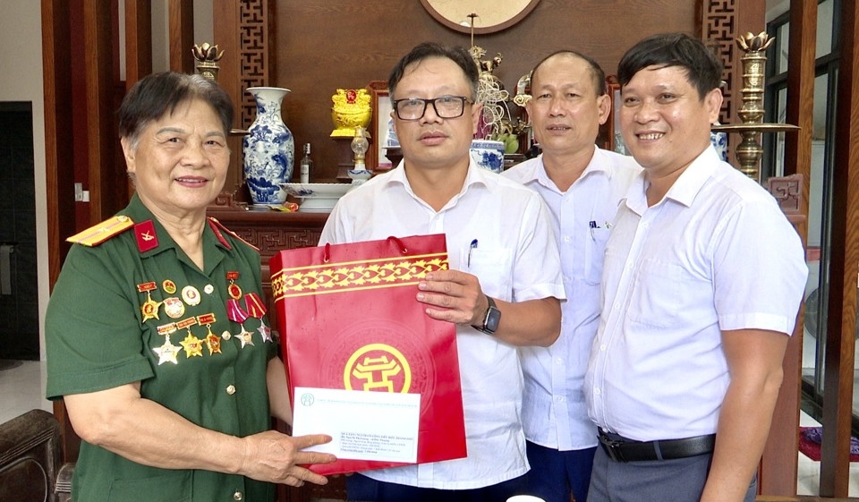 Bí thư Huyện uỷ huyện Hoài Đức Nguyễn Trúc Anh trao tặng quà tới người có công tiêu biểu Nguyễn Thị Lượng (chất độc hoá học 61%) tại xã Đức Thượng.