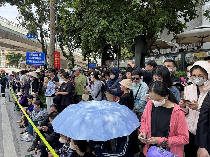 Người dân đội nắng chờ tiễn biệt Tổng Bí thư tại Nghĩa trang Mai Dịch