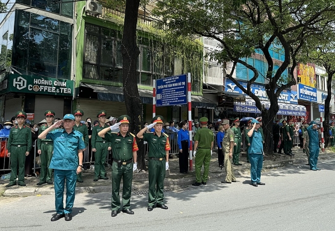 Người dân đội nắng chờ tiễn biệt Tổng Bí thư tại Nghĩa trang Mai Dịch