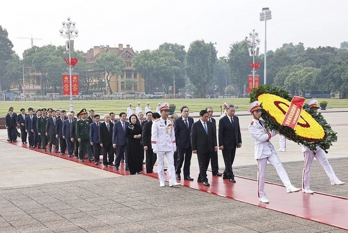 Đoàn đại biểu Ban Chấp hành T.Ư Đảng, Chủ tịch nước, Quốc hội, Chính phủ, Ủy ban T.Ư MTTQ Việt Nam vào Lăng viếng Chủ tịch Hồ Chí Minh. 